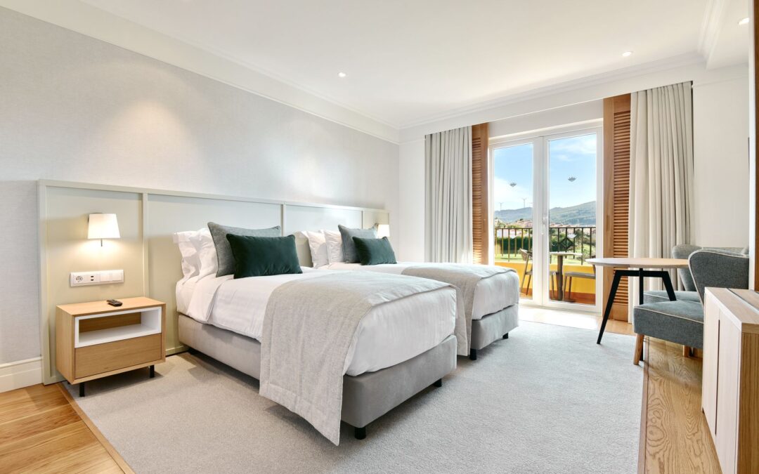 2026: 7 nights (hotel) + 5 greenfee